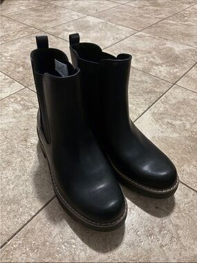 NWT Women’s Black Chelsea Boots - Classic Slip-On Ankle Boot. Universal Thread